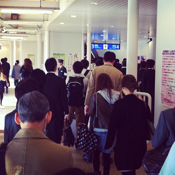 100m avant les escalators on est déjà tous en rang 2 par 2 #onlyinjapan