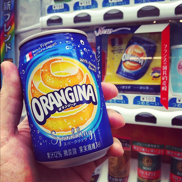 100Yens la cannette d’Orangina… Je prends