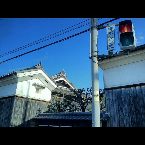Sur les routes d’Osaka : une vue depuis la fenêtre de la voiture