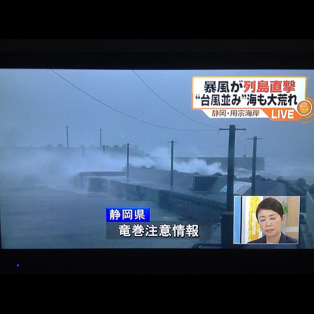 Tempête : En ce moment sur les cotes de la préfecture de Shizuoka. À Osaka on est encore tranquille en comparaison