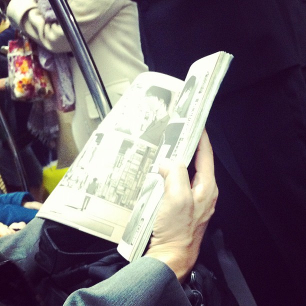 Lire des manga cochon dans le métro… Rien de plus normal au Japon…