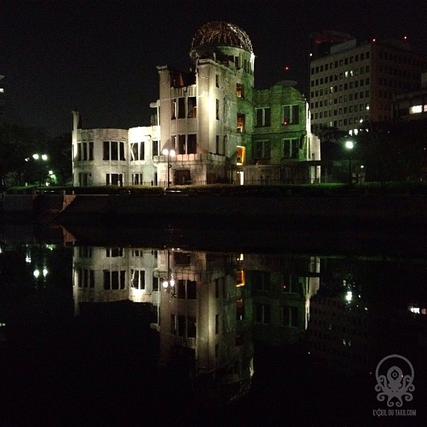 Le dôme de la bombe et son reflet à marée haute.