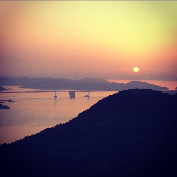 Coucher de soleil sur l’île de Shikoku avec le pont Seto Ohashi au loin