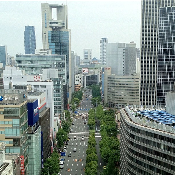 Vue aérienne d’un boulevard d’Umeda
