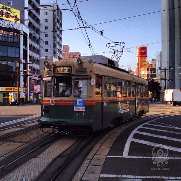 Tramway à Hiroshima. Les wagons de la série 1900 proviennent du réseau de Kyoto démantelé en 1978. Il a de la gueule