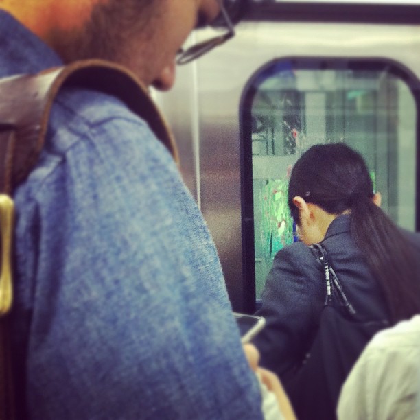 Une OL (Office Lady) vient de repeindre la porte du métro… #japonlesoir
