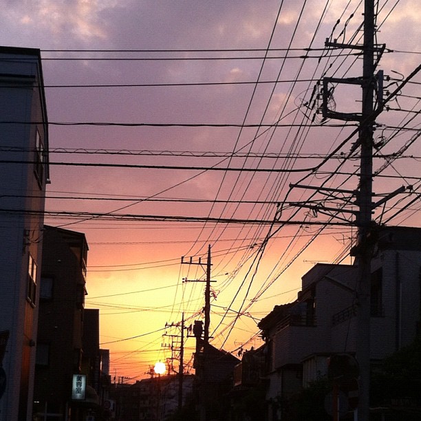 Bonne nuit du Japon au ciel câblé faute d’être étoilé aujourd’hui ;)