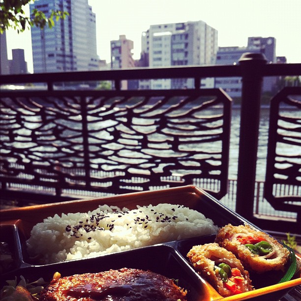 Bento au bord de l’eau… J’ai pas un métier facile ;)