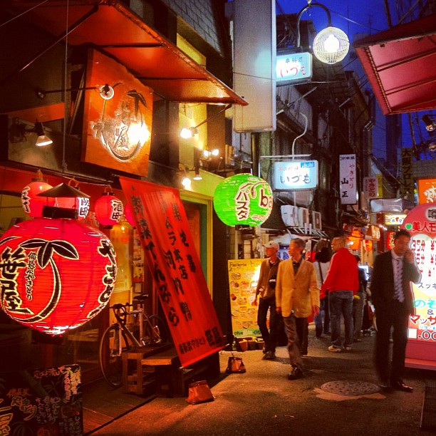 Samedi soir dans les ruelles étroites et lumineuses d’Osaka