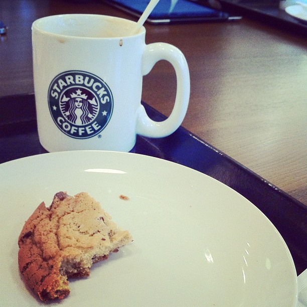 Après Tokyo Station, 2ème RDV de la journée à Yotsuya… La j’suis trop en avance… Pause #starbucks