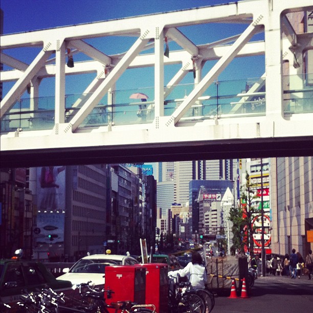 C’est parti pour une journée à Tokyo sous un ciel bleu bleu bleu ! Les ombrelles sont de sorti !