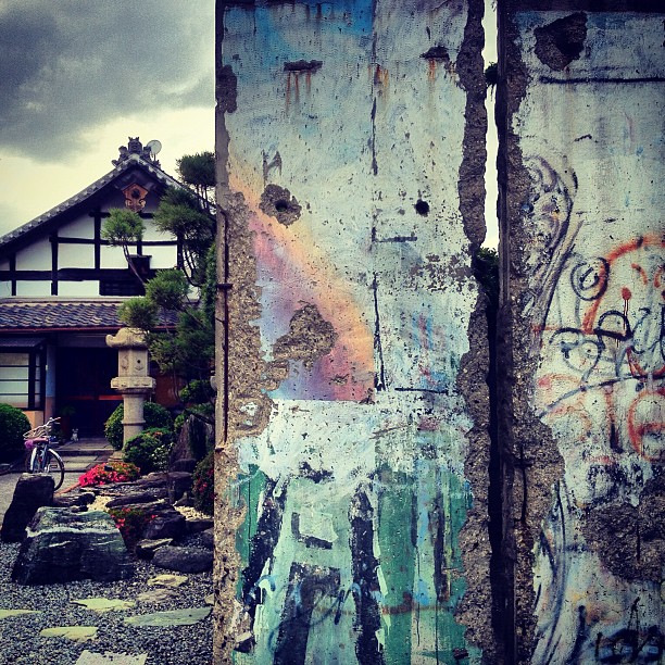 Un morceau du mur de Berlin dans un temple à Osaka
