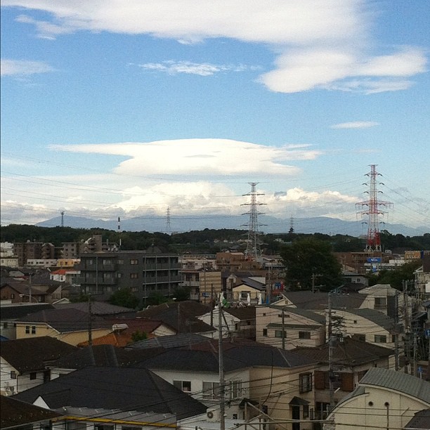#fujireport : gros nuage sur le Fuji (cc @Vince_Tokyo )