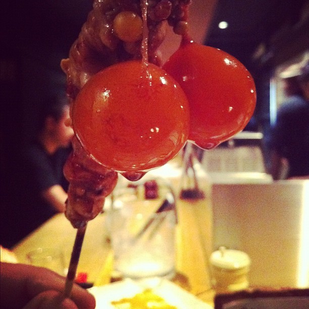 Première fois que je mange des couilles de poulet (Yakitori) ! Miam !