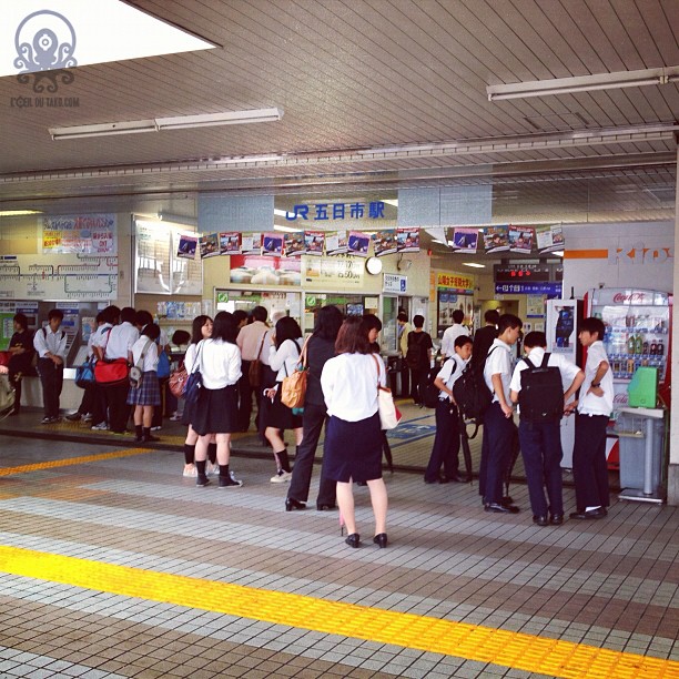 Le déluge qui s’est abattu sur Hiroshima jusqu’à 8h30 a eu raison du système ferroviaire. Les trains sont en vrac… Et le pauvre tanuki- garou @tanukitsuneko va devoir patienter pour commencer son Hiroshima Safari