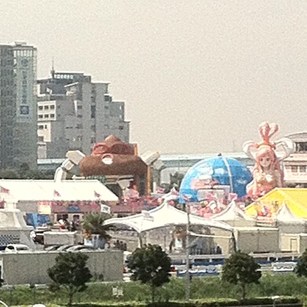 Il y a un robot caca à Odaiba ! Ça va faire concurrence au Gundam !