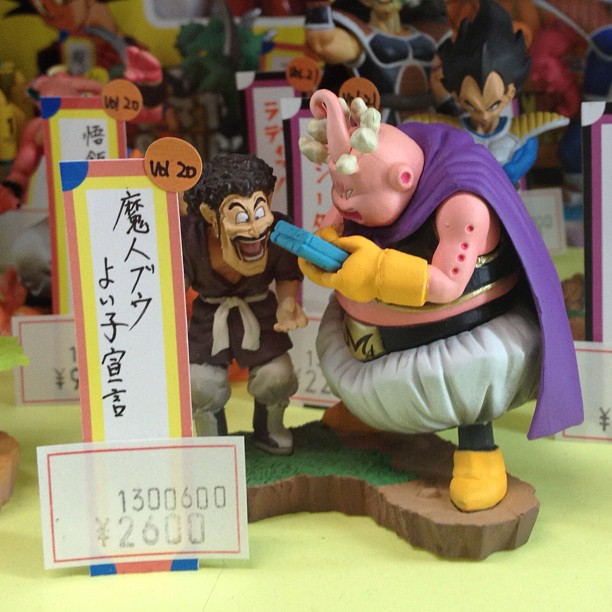 Il y a des figurines comme ça à la #JapanExpo ? Bou-Bou & sa Gameboy