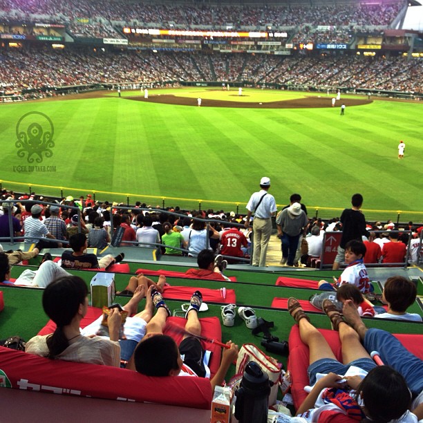 Regarder un match de baseball comme à la maison c’est possible à Hiroshima :D