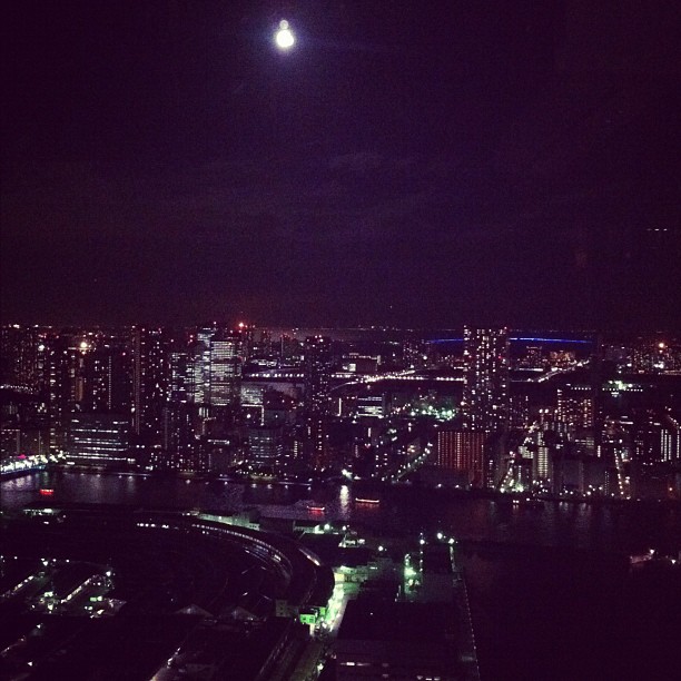 Superbe pleine lune sur la baie de Tokyo ce soir !