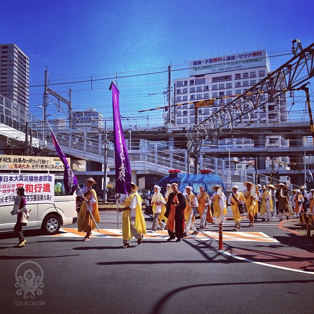 Une procession de moines.