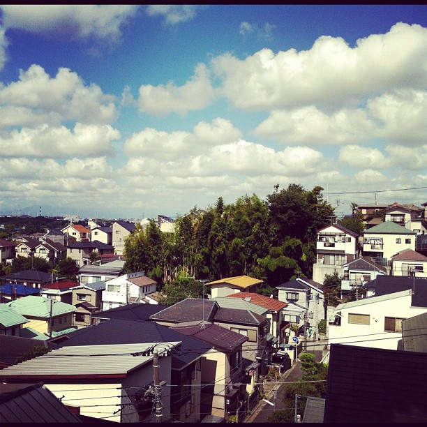 Aujourd’hui, joli ciel bleu avec quelques nuages… Parfait pour faire des photos de Tokyo !