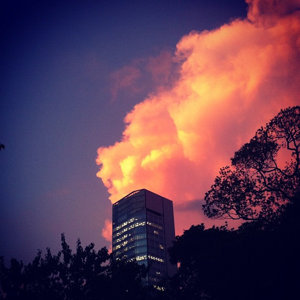 Bonne nuit de Tokyo et son ciel en feu !