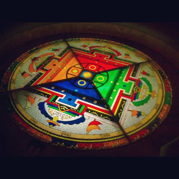 Mandala de verre dans un temple caché