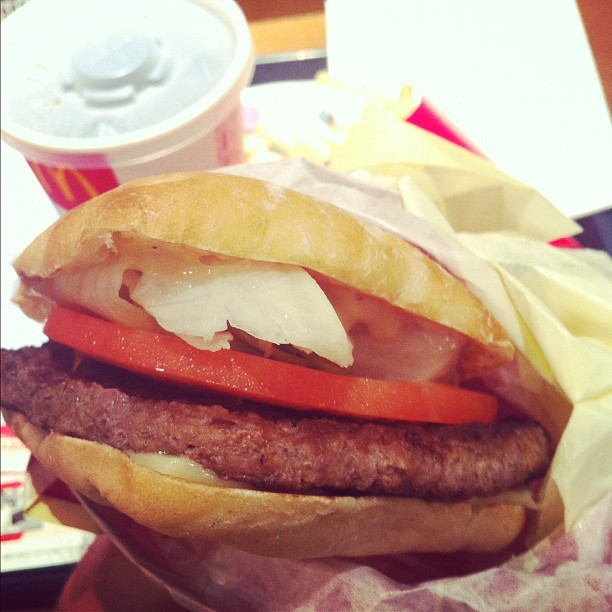 Au Japon on peut prendre en photo son burger Grand Tomato sans se faire agresser par la sécurité !