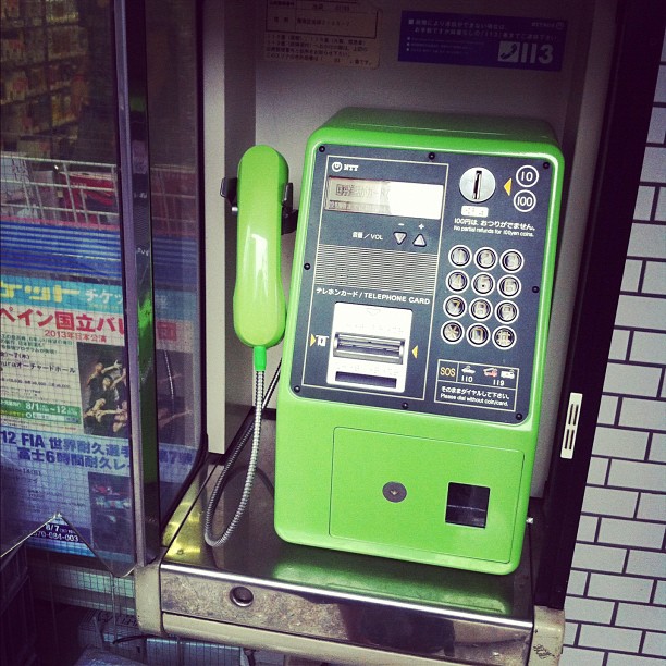 Ça me paraît dingue, mais beaucoup de voyageurs au Japon ne savent pas que l’on peut utiliser des cabines à pièces pour téléphoner ici ! Il y en a partout !