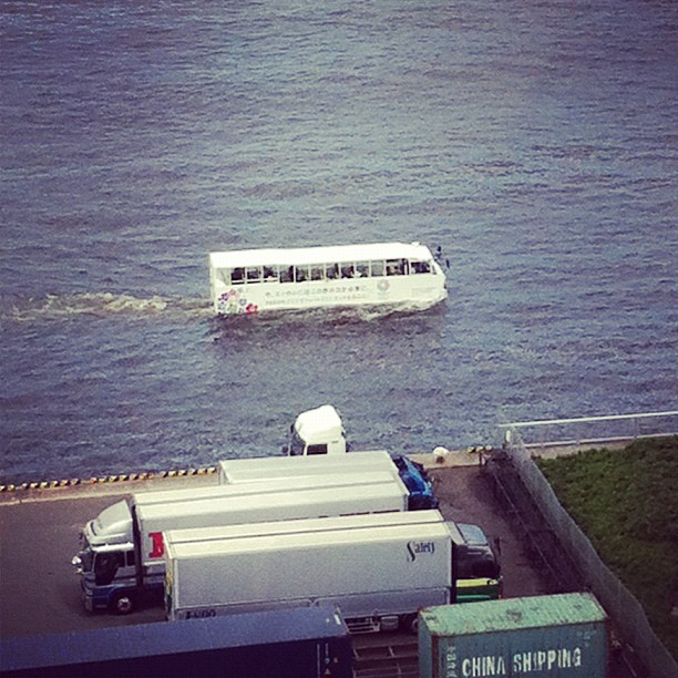 J’ai rêvé ou il y a un bus amphibie qui circule sur la Sumidagawa ?