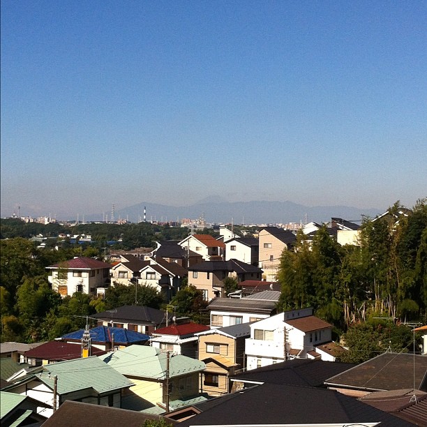 #fujireport : bonne visibilité du Fuji ce matin, aucun nuage mais brume humide en formation du côté océan