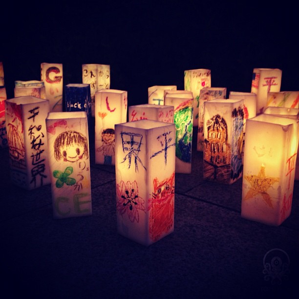 Des lanternes décorées par les enfants et déposées autour du Dôme.