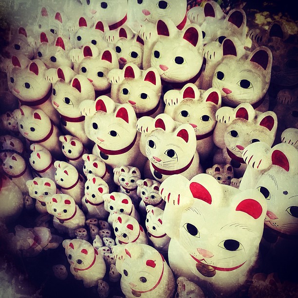 Comme vous aimez les p’tits chats… Encore des Maneki Neko !