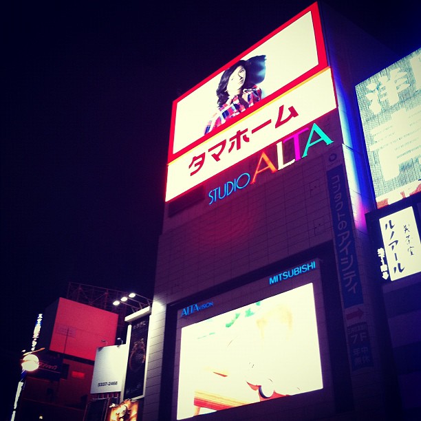Bonne nuit de Shinjuku et son célèbre Studio Alta !
