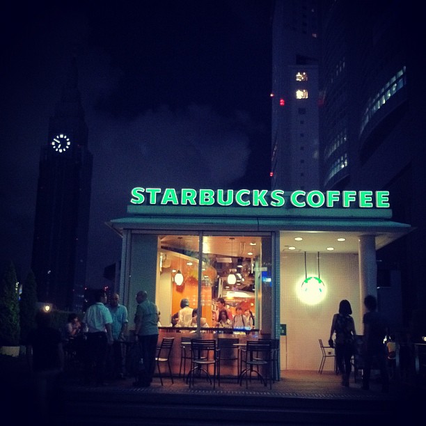 Un Starbucks dans Gotham City ?! Ou juste Shinjuku ?