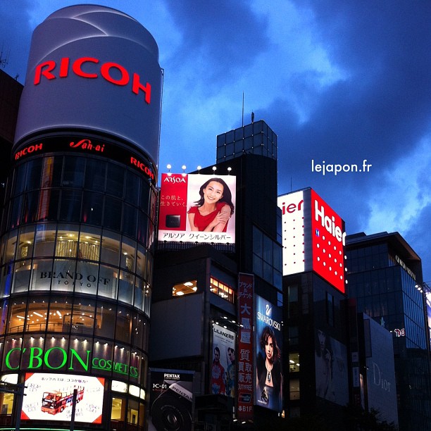 Chopé la crève à Ginza tellement il fait froid dans la rue ! Les clim’ sont à 10 degrés et font des courants d’air froid dans la rue…