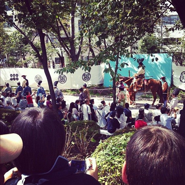 Ça va être galère de photographier le Yanusame d’Asakusa… Toutes les places avant sont réservées/payantes ! NOT #COOLJAPAN