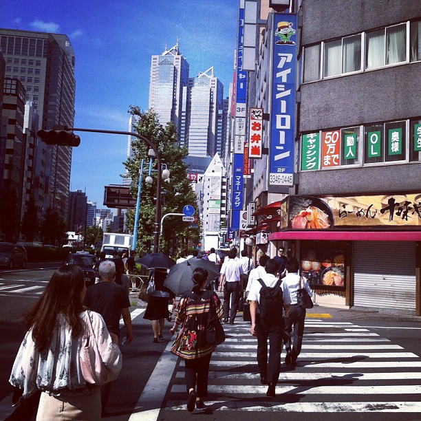 Il faut bien profiter du ciel bleu sur Tokyo aujourd’hui car ça va pas durer…