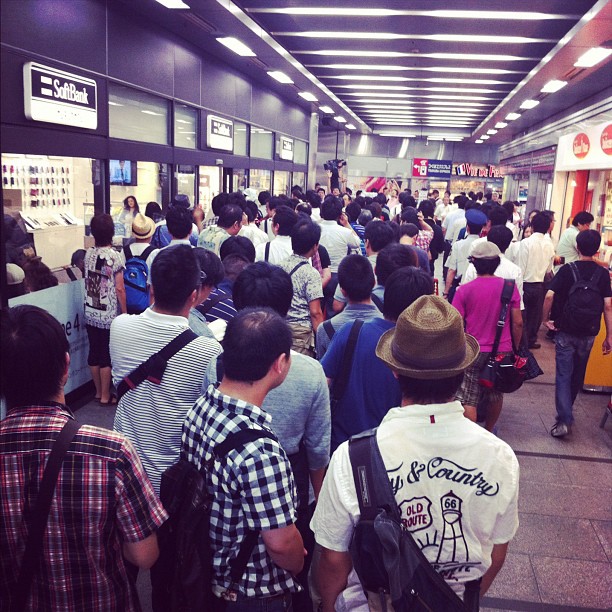La queue pour la pré-vente de l’iPhone 5 au Yodobashi d’Akihabara !