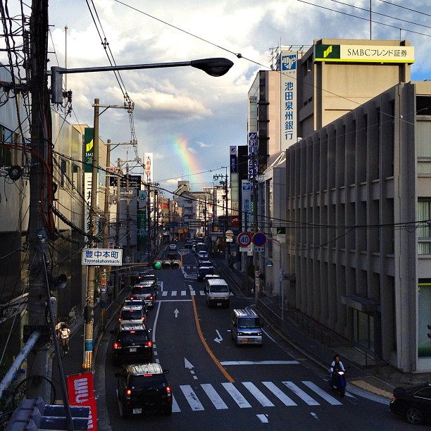 Un arc-en-ciel au loin