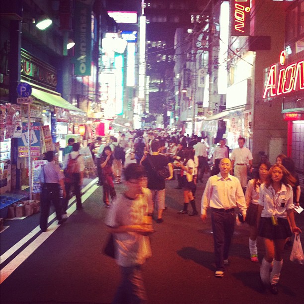 Beaucoup de Maid dans la Maid Street ce soir à Akiba ! On sent que c’est vendredi ;)