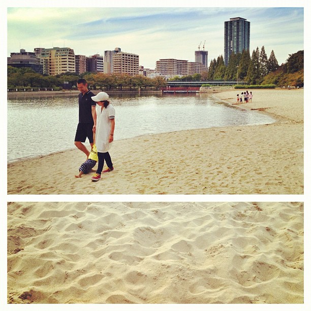 Promenade les pieds dans le sable en plein Osaka