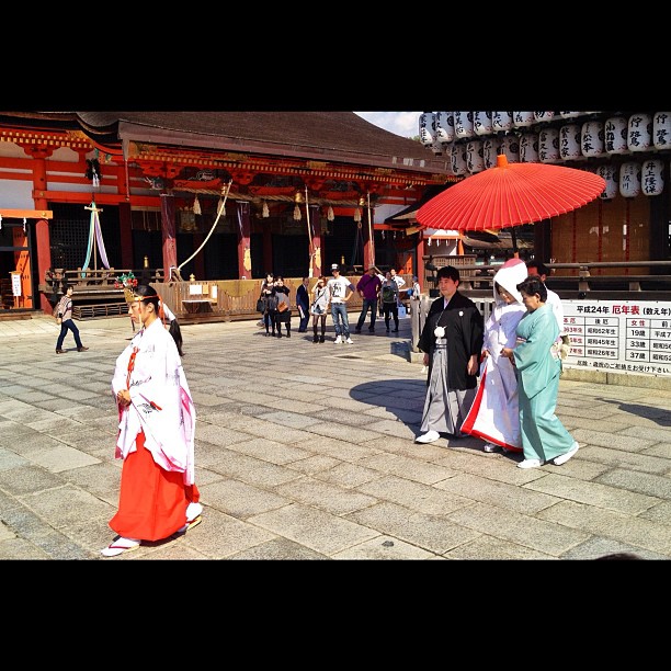 Mariage Shintô en ce moment-même au sanctuaire Yasaka à Kyoto