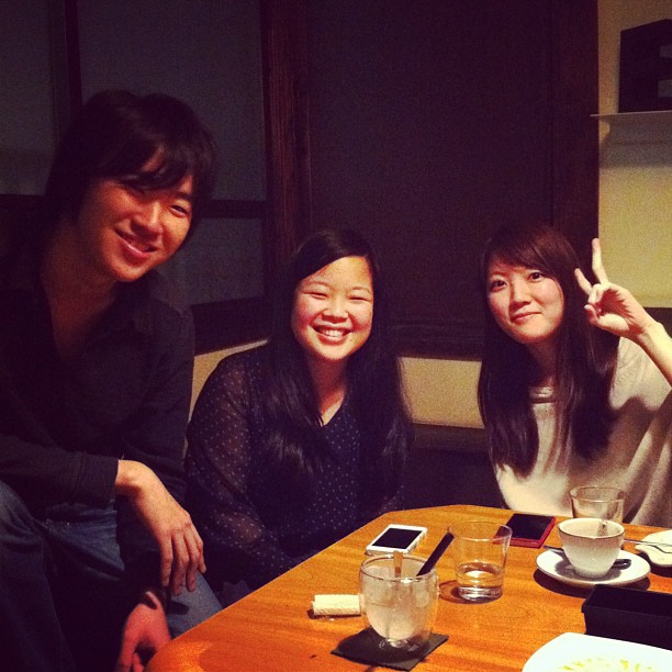 Kishin San (pianiste étudiant en France), Haruka chan et Saika chan (bientôt en France ?) prenant un p’tit café entre amis