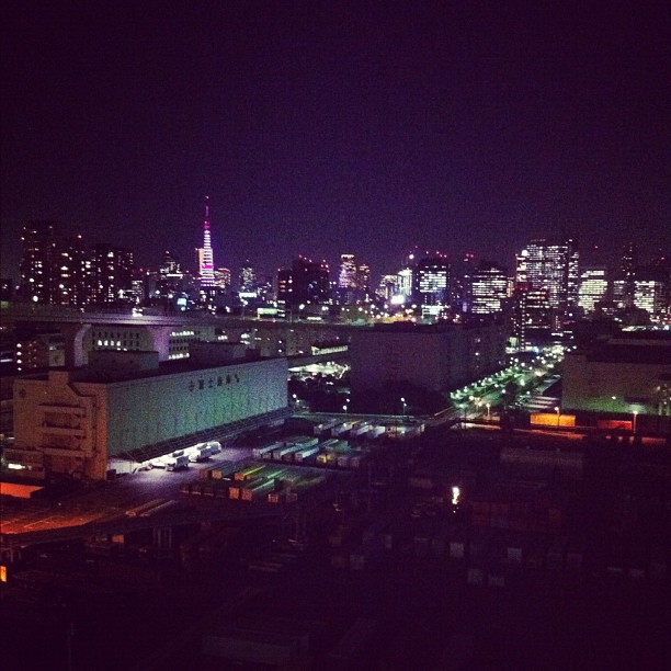 Hier soir la Tokyo Tower était éclairée en rose pour aider la levée de fonds pour la lutte contre le cancer.