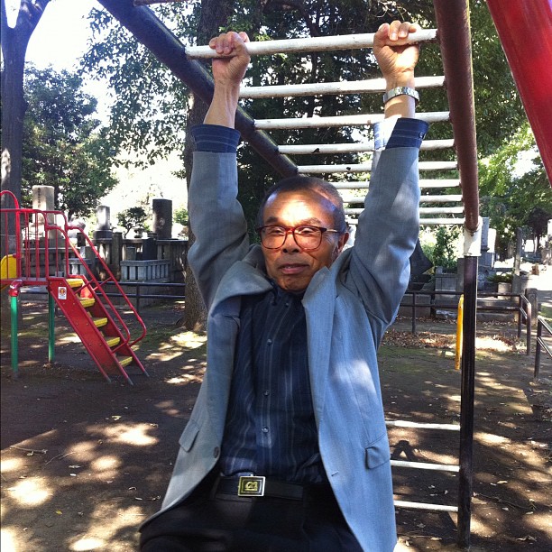 Kanemaru san (ancien gymnaste) à 75 ans tient la forme et fait 3 séries de 30 pompes tous les matins avant d’enchaîner avec des tractions !