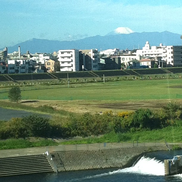 #fujireport : par la fenêtre du train ce matin (j’suis à la bourre), visibilité parfaite sur le Fuji San !!!