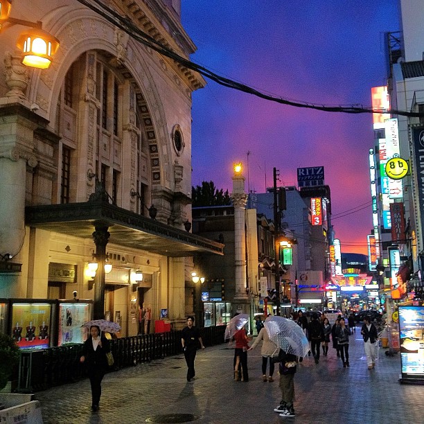 Le soleil se couche sur le théâtre Sochiku-za