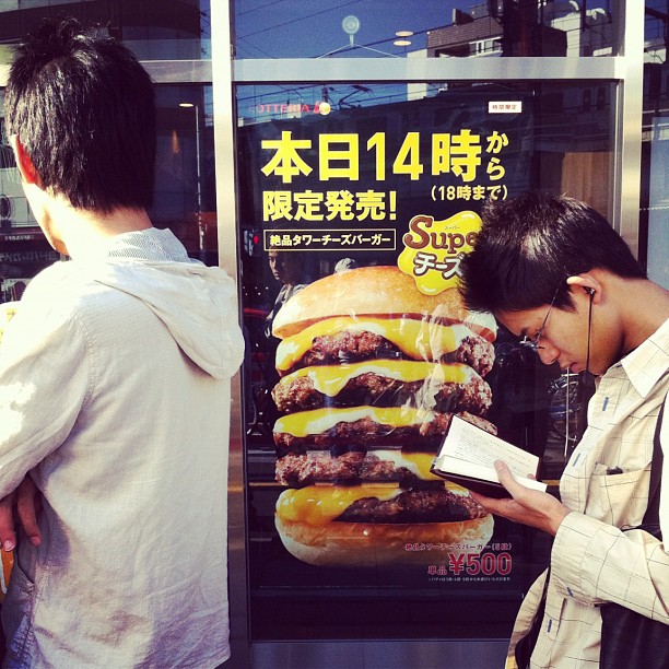 Il y a du monde pour le Super Cheese Burger de Lotteria ! Ça va pas être facile à manger !