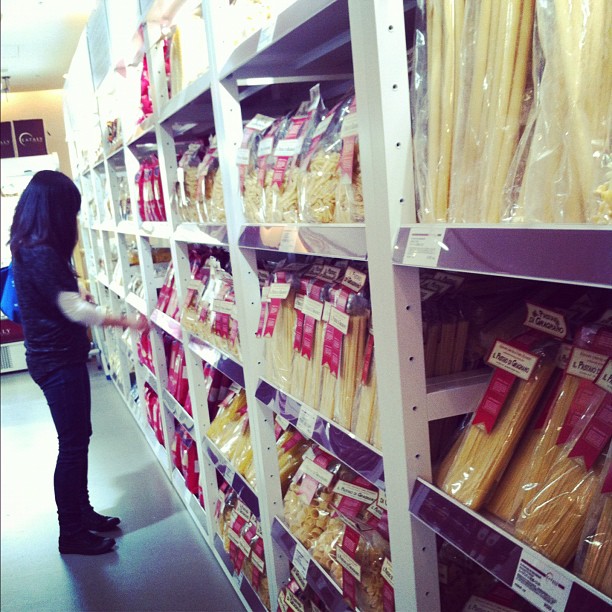 Ça vaut pas les lasagnes de @jeromesadou mais on a un large choix de pasta dans cette nouvelle boutique à Yokohama ! Cc @horizonsdujapon ;)